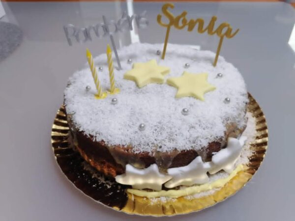 Bolo de Aniversário Decorado com Coco e Estrelas – Sobremesa Especial para Celebrações