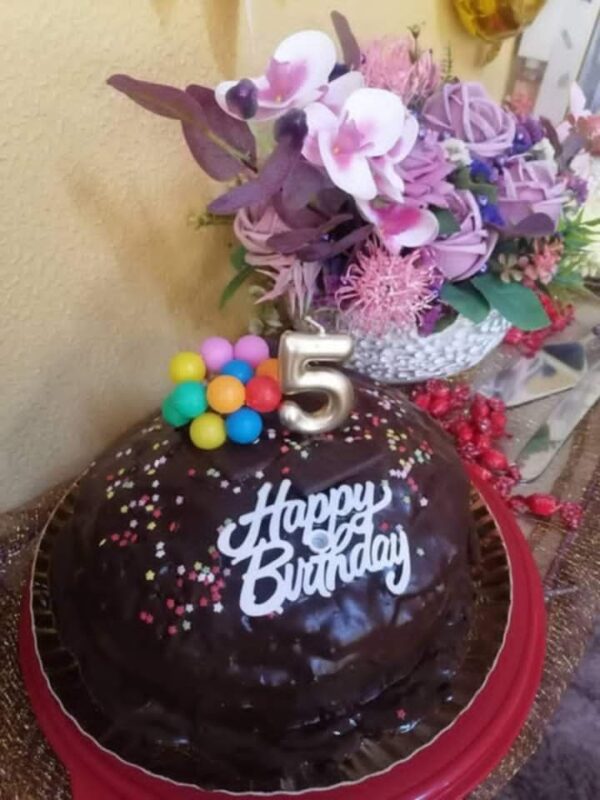 Bolo de Aniversário com Cobertura de Chocolate e Pepitas Coloridas – Celebração Especial