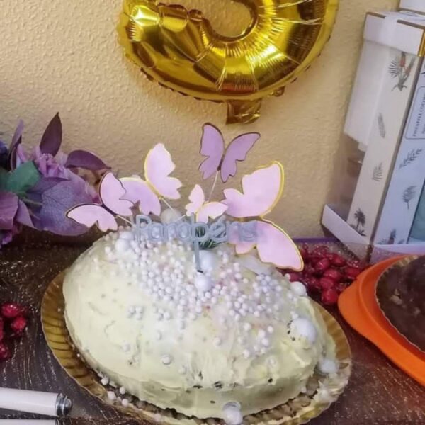 Bolo de Aniversário de Chocolate Branco com Decoração de Borboletas – Doçura Elegante