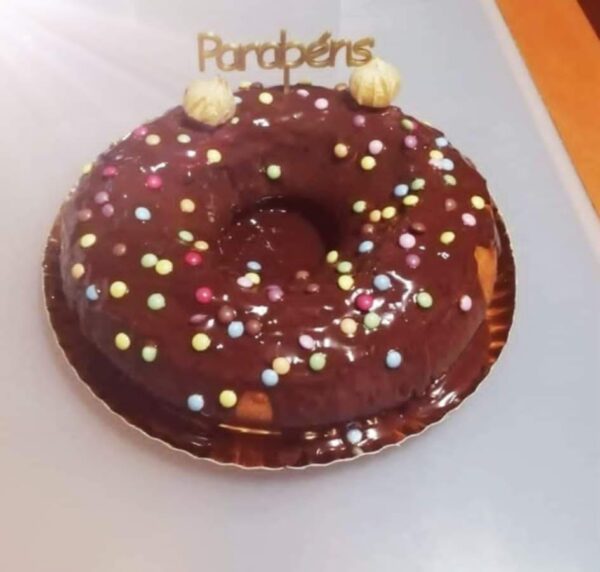 Bolo de Aniversário de Chocolate com Cobertura Colorida – Doçura para Celebrar