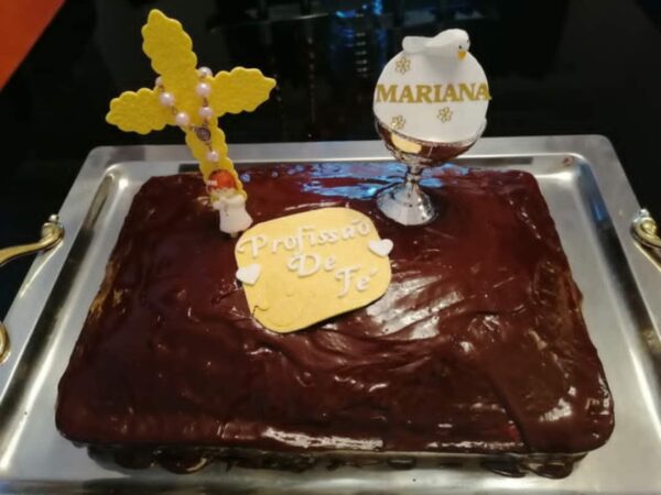 Bolo de Profissão de Fé – Celebre com Elegância e Doçura