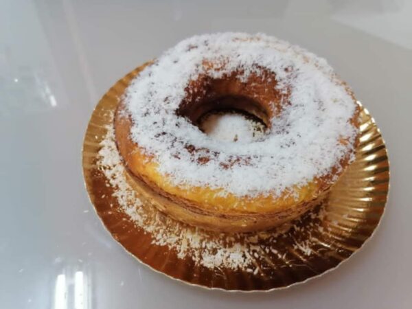 Bolo de Coco Fofinho – Delícia Tradicional com Cobertura de Coco Ralado