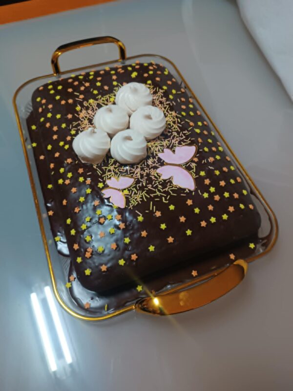 Bolo de Aniversário de Chocolate Decorado com Merengues e Estrelas