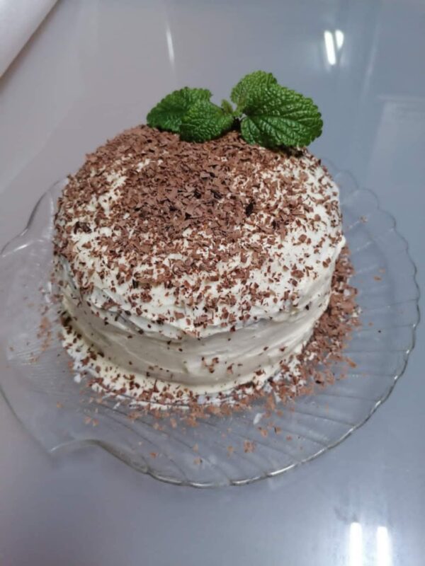 Bolo de Aniversário Tricolor com Cobertura de Creme e Raspas de Chocolate