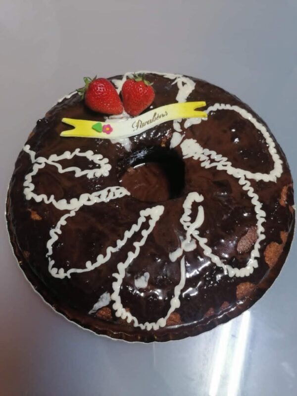 Bolo de Aniversário com Cobertura de Chocolate e Morangos Frescos - Delícia Personalizada