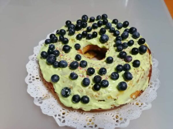 Bolo de Aniversário com Cobertura de Chantilly Verde e Mirtilos Frescos - Image 2