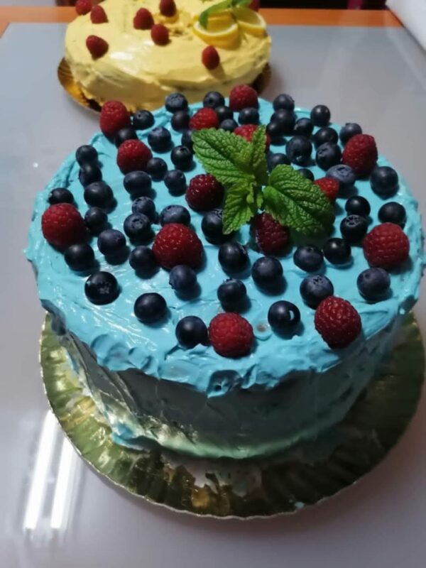 Bolo de Aniversário com Cobertura de Chantilly Verde e Mirtilos Frescos