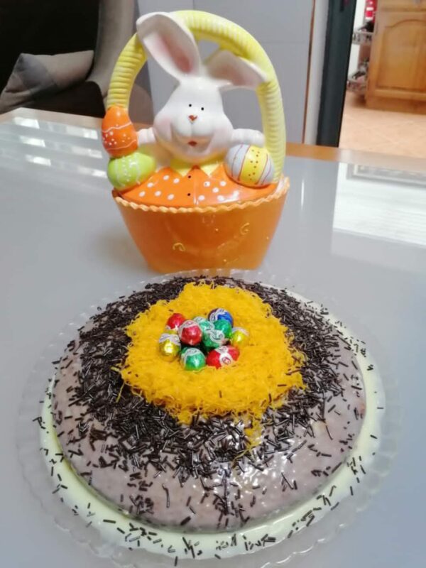 Bolo de Chocolate com Cobertura de Chocolate Branco e Ninho de Fios de Ovos Decorado com Ovos de Páscoa