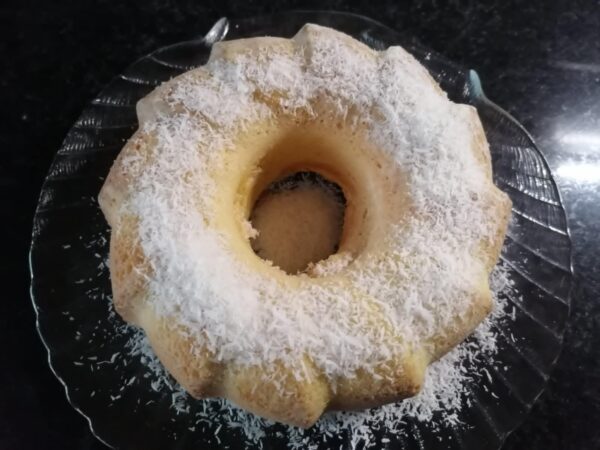 Bolo de Coco Tradicional - Leve e Fofo com Cobertura de Coco Ralado