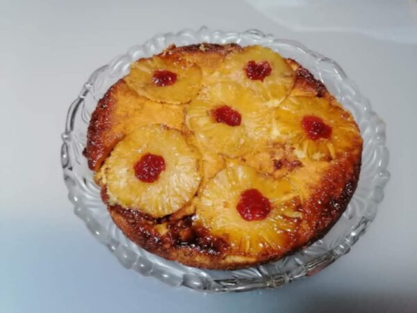 Bolo de Ananás Caramelizado – Doce Caseiro com Frutas Frescas